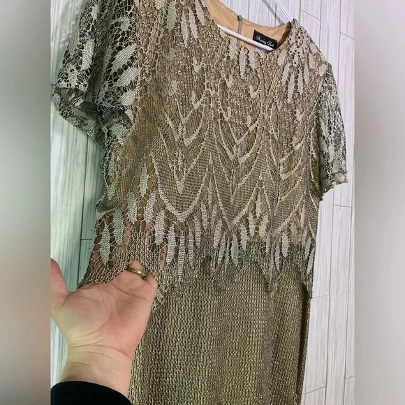 Elegant Lace Wedding Dress in Cream - Picture 3 of 10